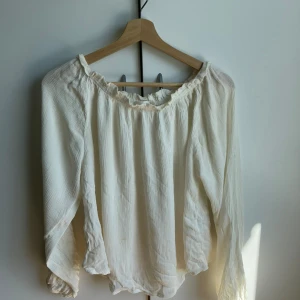 Vit blus - Jätte söt vit blus, passar till allt och är lite genomskinlig. Halsen kan dras ner till axlarna. Väldigt somrig☀️