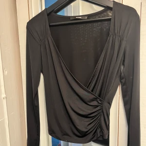 Vringad topp - Ifrån Bikbok, jätte fin 💗 med detaljer upptill och i sidan (se bild) 