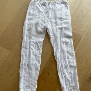 Skagen clothing linnebyxor - I fint skick. Har enbart använts ca en halv sommar. Väger 74kg och är 183 dom är lite för stora för mig. Storlek:L