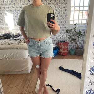 Croptop NAKD - Grön croppad T-shirt från NAKD. Storlek S.