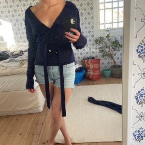 Omlottkofta - Superfin omlott-topp från &otherstories. Fin med ett linne under! Köpt second hand, fint skick. Mörkblå färg med lite lila toner.