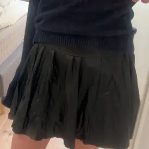 Söt kjol från zara barn. Storlek 12 år men skulle avrunda till S men passar båda en storlek större och mindre pga mycket stretch. Jag har normalt xs/s och 34/36 i byxor m. Skinnimation!!!