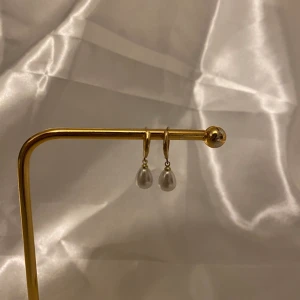 Örhängen  - Handgjorda örhängen som säljs i par. Bara att trycka på köp nu❤️