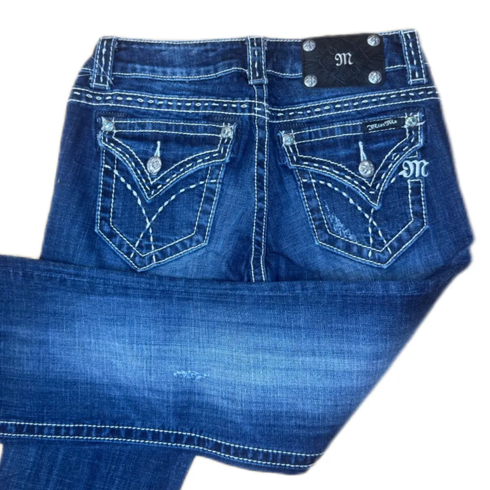 Miss Me jeans i modellen ”JW5678B/boot” midjemåttet rakt över är 37cm. Ytterbenet 106cm och innerbenet 85cm. Jeansen är som helt nya. Kontakta vid intresse!. Jeans & Byxor.