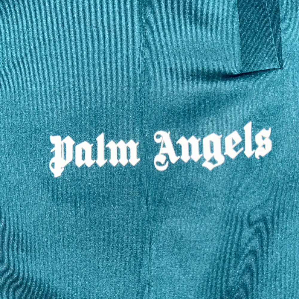 Palm angels byxor, gröna, storlek m, kan gå ner i pris . Jeans & Byxor.