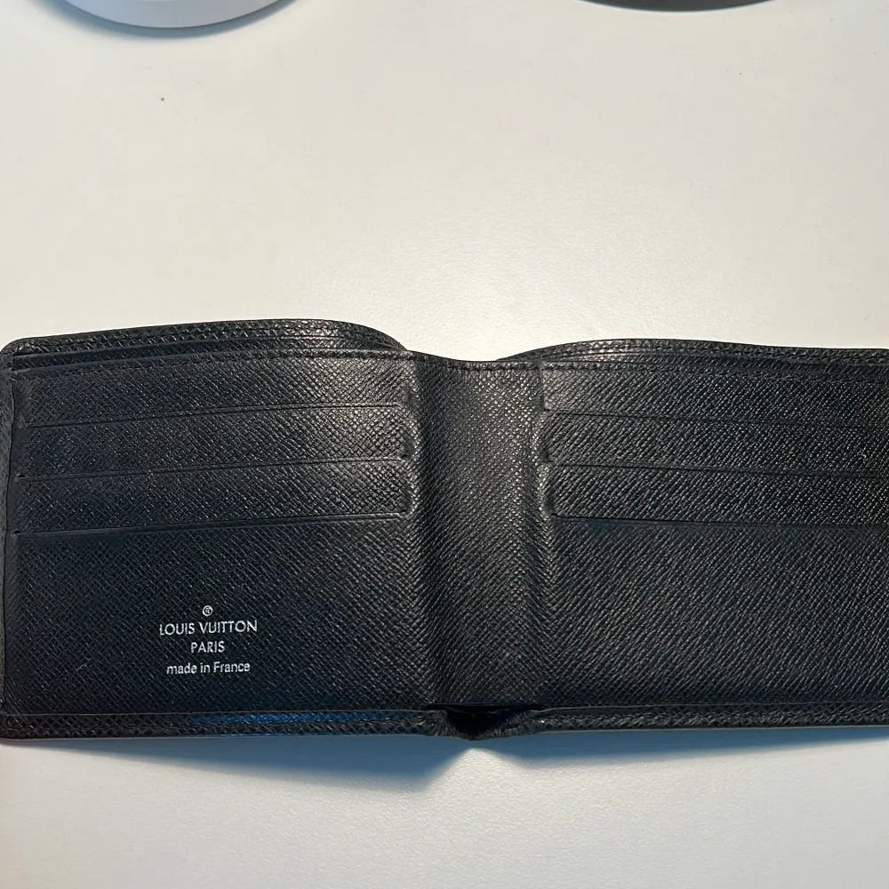 Louis Vuitton plånbok i väldigt fint skick. Mycket utrymme, 6 fack för kort plus 2 fack för cash/kvitton. Accessoarer.
