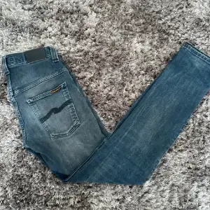 Fina Nudie jeans i slim fit och storlek W28 L32. 