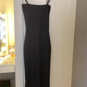 Fin från zara svart 💕 - När du tar på dig den så blir den vit svart så färgen ändrar sig när du tar på DIg den från zara storlek M JÄTTE fin 💕 använt en gång 