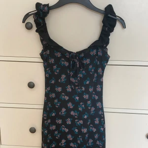 Klänning stl.Xs - Säljs för 60kr+frakt Köpt från Boohoo och är i jättefint skick! Är i stl. Xs men passar även S. Den sitter tajt och är en kort klänning.  För fler frågor kontakta mig🌸
