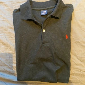 Ralph Lauren piké  - Snygg sportig raffe pike, säljer för att den är för stor för mig!!