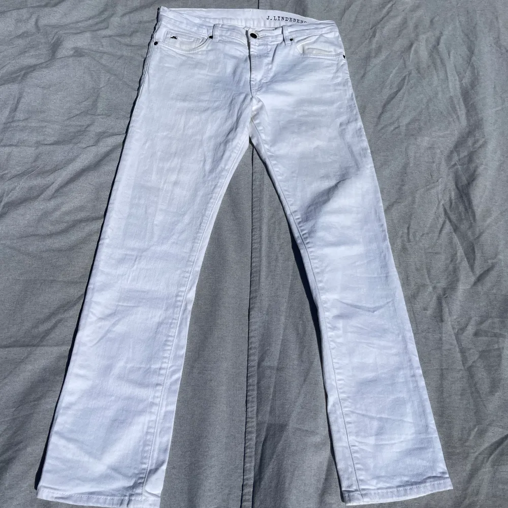 Super snygga vita jeans från J Lindberg. Jättebra skick på jeansen, men lite gula i främre handfickor. Storlek 32/32. Jeans & Byxor.