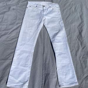 Super snygga vita jeans från J Lindberg. Jättebra skick på jeansen, men lite gula i främre handfickor. Storlek 32/32