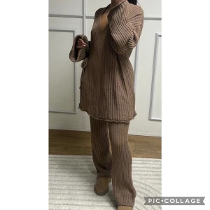 Stickad mjukis set BEIGE - Säljer beiga stickade/ribbade mjukis set från Classy by Y med omlott kofta och matchade byxor. Supersköna! Råkade beställa 2 par, så dom beiga är helt oöppnade. Första bilden visar passformen (brun). One size passar 36-42. Ordinarie pris 600kr. 