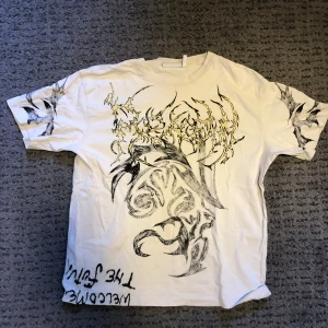 Asfet vit tshirt - Fet vit T-shirt från weekday. Det står xs på den men sitter som M. Väldigt oversized för att vara xs.  Jag kan tänka mig byte mot något. Om ni har nåt att byta mot eller fler frågor så fråga på.