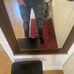 DONDUP JEANS GEORGE 31 - Tja! Säljer dessa tvärfeta dondup jeansen då de är för små för mig! De passar om du har ungefär 30/32 i jeansstorlek! Helt nya inga skador utan alla slitningar är del av design! Nypris ca. 3000kr mitt pris: 1200kr!! Hör av er vid minsta fråga!