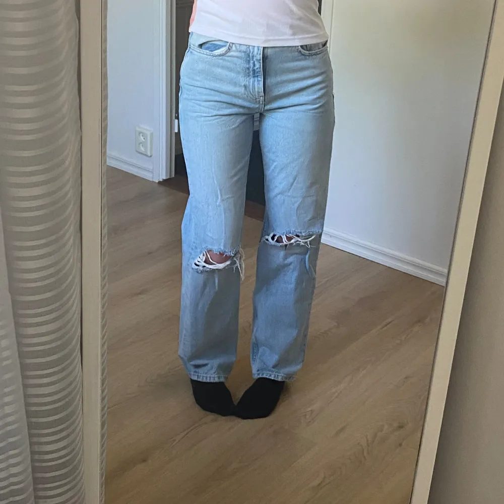 Ett par raka högmidjade jeans från Gina Tricot med hål. Aldrig använda! Passar xs-s. Hör av dig vid funderingar eller för fler bilder!! Priset kan diskuteras vid snabb affär!!. Jeans & Byxor.