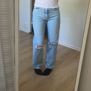 Jeans - Ett par raka högmidjade jeans från Gina Tricot med hål. Aldrig använda! Passar xs-s. Hör av dig vid funderingar eller för fler bilder!! Priset kan diskuteras vid snabb affär!!