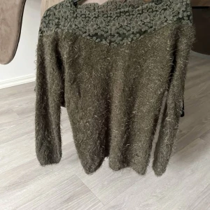 Kofta - Köpt secondhand men använder inte längre! Obs: kan vara stickig ibland  