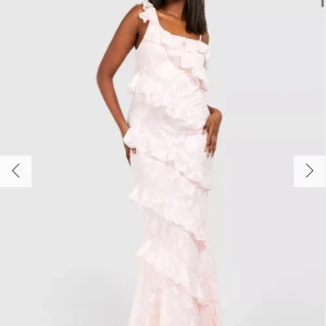 SÖKER  - Söker denna klänning i någon storlek mellan 32-36 xxs-s/m betalar självklart frakt Om defekter finns så skriv de 