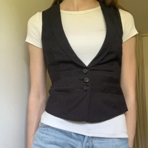 Kostymväst - Säljer denna snygga kostymväst. I bra skick, skriv vid frågor!!
