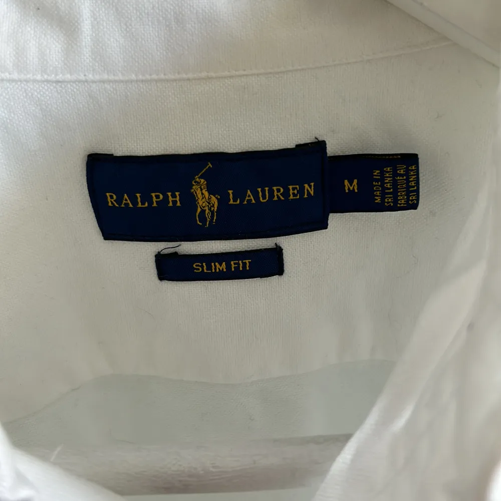 En vit Polo Ralph Lauren skjorta i felfritt skick! Storlek slim fit M passar dock mer som en slim fit S. Nypris runt 1700kr, säljes då den ej kommer till användning.. Skjortor.