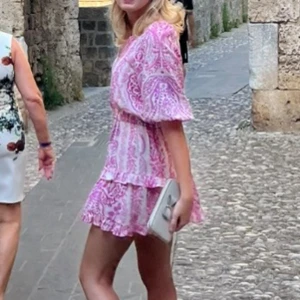 Rosa zara klänning  - Säljer nu min fina zara klänning som inte längre kommer till användning. Använd ett fåtal gånger så är i väldigt fint skick! 