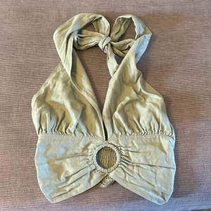 Halterneck topp  - Super söt halterneck topp med knytning💚Använd 1 gång så är i väldigt fint skick!