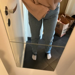 Jeans  - Säljer mina jeans från Nelly i strl 28/32! Använd ett fåtal gånger. Jeansen har flera knappar (se bild 3). Jag är 167 cm. 