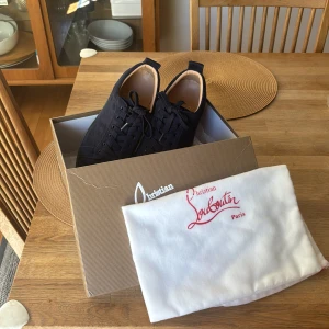 Christian Louboutin  - Ett par feta Loubs. Modell heter Four Amsterdam och är köpta i Frankrike har dock tappat bort mitt kvitto de är varsamt använda och tvättade ofta. Skick: 9,5/10. Är öppen för byten och hör gärna av er vid funderingar. Priset är inte fast i sten.