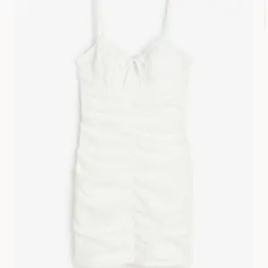 Slutsåld vit draperad klänning från hm. Nyskick med prislapp! Storlek M  Passar perfekt som studentklänning!