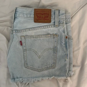 Jeansshorts - Säljer dessa Levis jeans shorts i storlek XS/S!! Skit snygga men ör för små för mig!… inga hål/defekter.  Hör av er vid frågor❤️‍🔥❤️‍🔥❤️‍🔥
