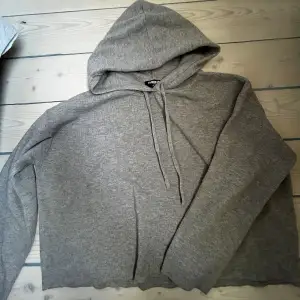 Super fin Kashmir liknande stickad hoodie! Ej grå som på bilden utan mer åt beige hållet!❤️