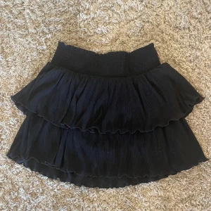 Svart volang kjol - Svart volang kjol från Kappahl i xs🩷 använd 1 gång