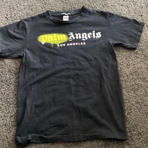 Palm angels tröja - En skön Palm angels tröja som jag köpte här på plick vet inte om dem är äkta därav priset, den är i riktigt bra sickt 