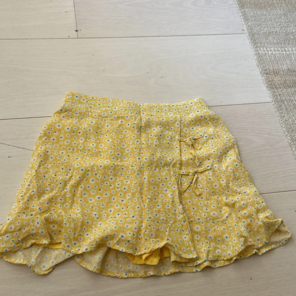Super söt kjol från Zara, perfekt nu till sommarn! Säljer pga att den blivit för liten, fint skick.🫶🏻 Nypris ca 300kr. Köparen står för frakten.. Kjolar.
