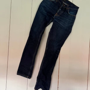 Nudie jeans grim trim  - Hej, säljer ett par grim trim som är sjukt snygga till sommarkvällarna när det blir lite kyligare!  Dem har inte kommit till användning då jag köpte fel strl och växt snabbt ur dem!  Alltså i topp skick! Vid funderingar så är det bara att skriva!  