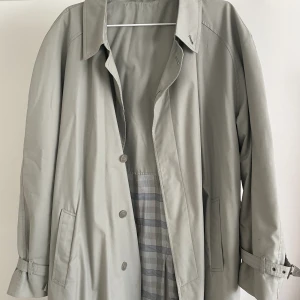 Trenchcoat  - Oversized trenchcoat i kallare ton (typ grön-grå)