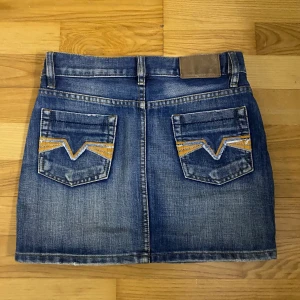 Diesel jeans kjol - Jeans kjol i storlek M,  jag säljer den pga att den var för liten när jag köpte den online. Jag skulle säga att storleken är väldigt liten då jag oftast har M på underdelar, men nu passade den inte. Kjolen är begagnad men den är i jätte bra skick.🤍