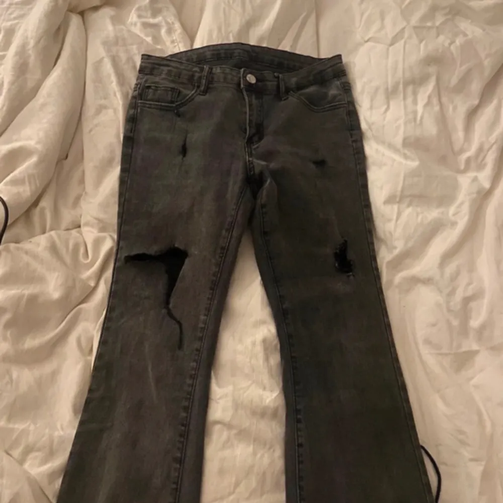 Ett par jätte snygga mörkgrå jeans köpta second hand. Bootcut med hål❤️‍🔥jag är 166 cm för referens och bär oftast xs/s och 34/36 . Jeans & Byxor.