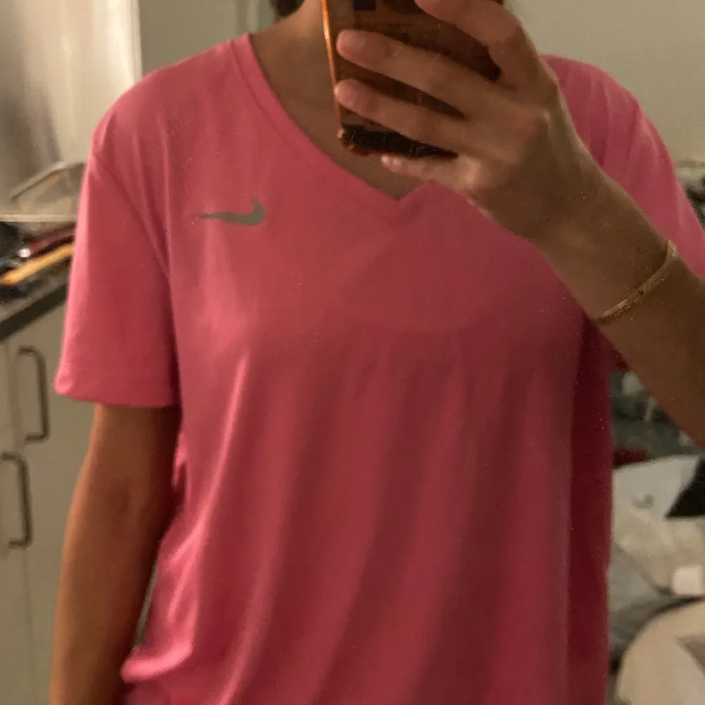 Snygg rosa Nike tröja!!! Skriv gärna om du vill ha bättre bilder. . Sport & träning.
