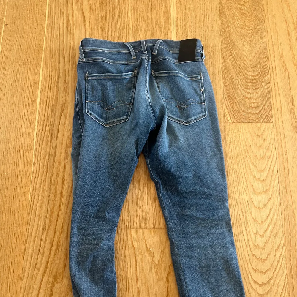 Säljer mina replay jeans för de kommer inte till användning! Storlek 28:32 . Jeans & Byxor.