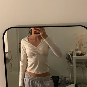 Kroppad tröja med sömn vid bröstet  - Söt early 2000s typ av tröja med sömn🥰