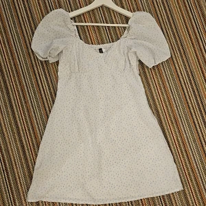 Sommarklänning - En vacker sommarkläning med dragkedja på sidan av kläningen. 