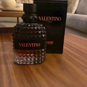 Valentino born in rome Intense 100ml - Hej säljer min oanvända valentino born in rome perfym 100ml. Jag råkade köpa 2st så jag säljer den. Den är oanvänd. För mer Frågor eller funderingar kan du Skriva!  Ny pris 1000kr Mitt pris 500kr