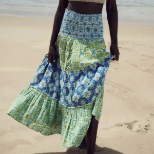 Långkjol från zara - Säljer nu min fina lång kjol från zara i storlek S!! Sitter jätte fint och är så bekväm, kjolen säljs inte längre och har använts 1 gång. Kom privat för egna bilder eller frågor!!