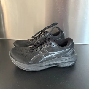 Löparskor Gel-kayano 30 - Använda en gång. Säljer då dom inte funkade för mig.