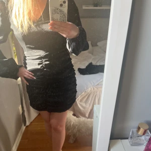 Svart klänning - Snygg svart klänning helt oanvänd med prislapp på från Noisy May🌸