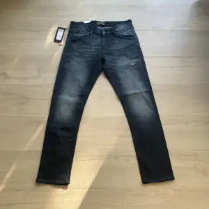 Ett par sprillans nya jeans från Jack & Jones! Jeansen är i storlek 30/32. Nypris på dessa är 799 kr. Hör av dig vid intresse! 💫