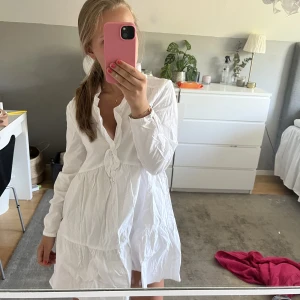 Zara klänning  - Säljer denna jätte söta klänningen från zara. Perfekt till sommaren, hör av dig vid frågor och intresse!!❣️❣️