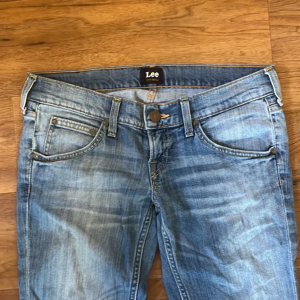 Jättesnygga Lee jeans i storlek L27 W33. . Jeans & Byxor.